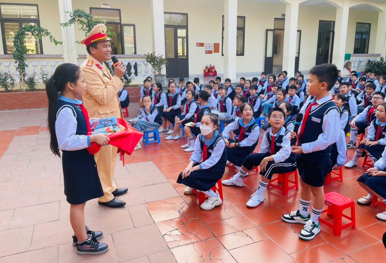 Công an huyện Thủy Nguyên tuyên truyền an toàn giao thông tại Trường Tiểu học Lâm Động